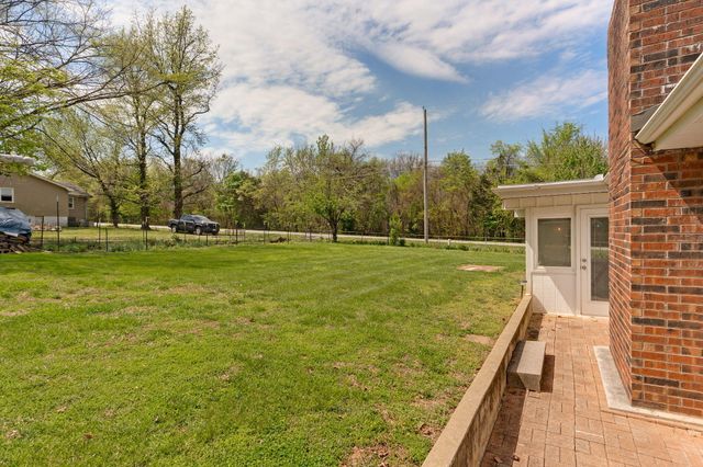 906 E Caravan Street, Springfield, MO 65803