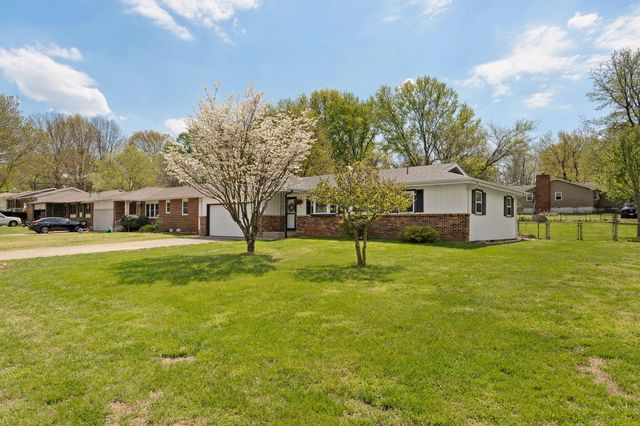 906 E Caravan Street, Springfield, MO 65803