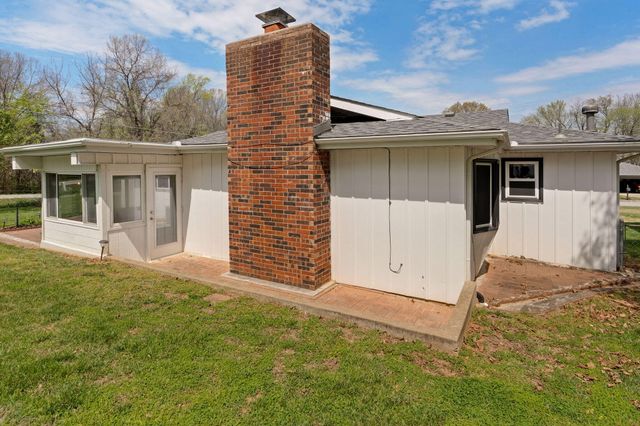 906 E Caravan Street, Springfield, MO 65803