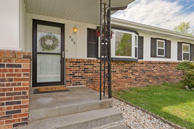 906 E Caravan Street, Springfield, MO 65803