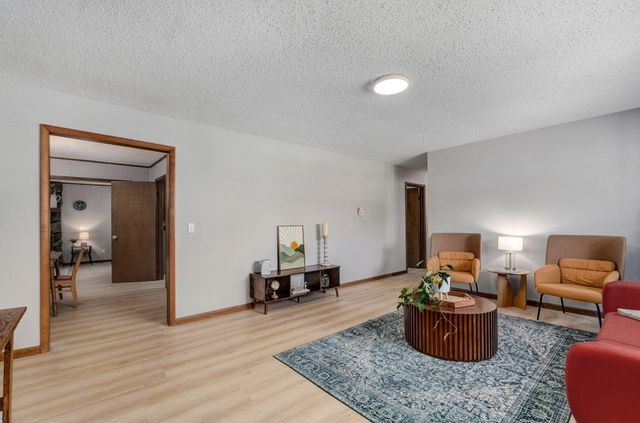 906 E Caravan Street, Springfield, MO 65803