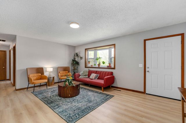 906 E Caravan Street, Springfield, MO 65803