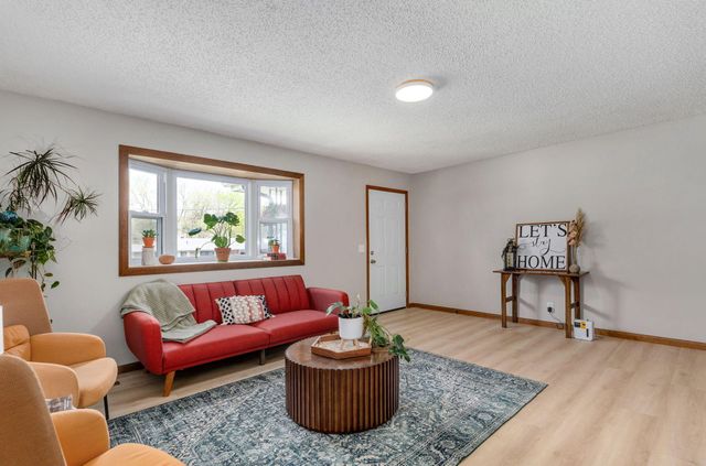 906 E Caravan Street, Springfield, MO 65803