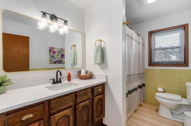 906 E Caravan Street, Springfield, MO 65803