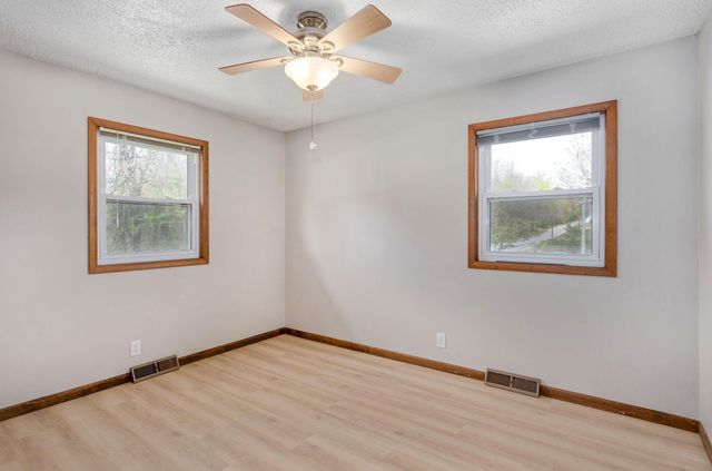 906 E Caravan Street, Springfield, MO 65803