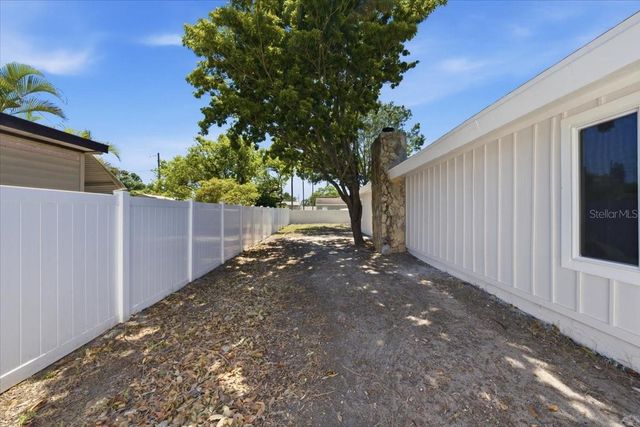 8452 6TH STREET N, St Petersburg, FL 33702