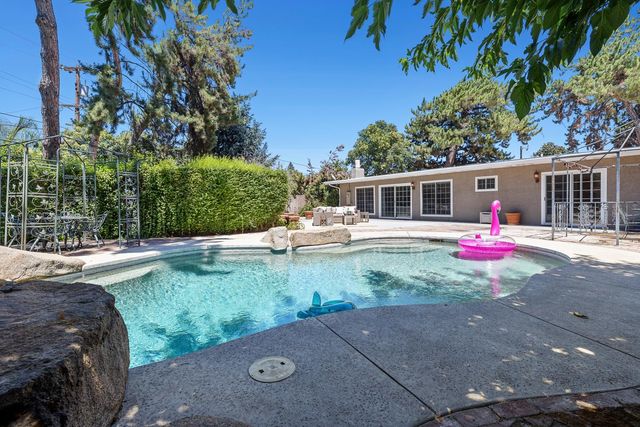 746 W Acacia Avenue W, Fresno, CA 93705