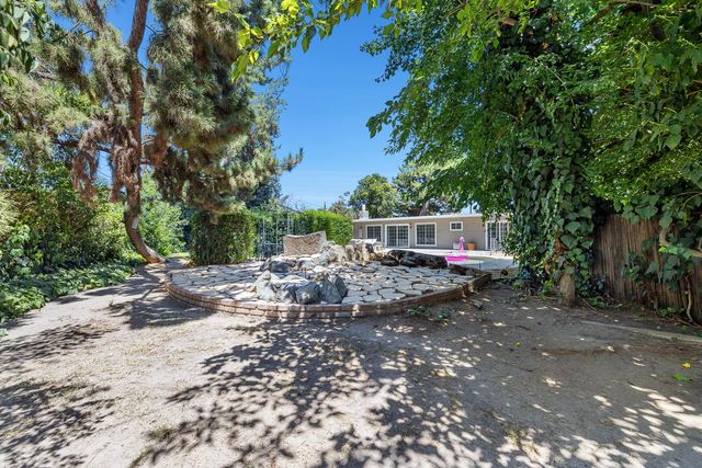 746 W Acacia Avenue W, Fresno, CA 93705