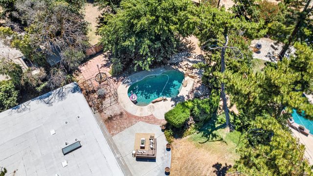 746 W Acacia Avenue W, Fresno, CA 93705