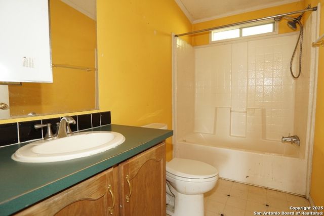 315 Cameron Trail, Lakehills, TX 78063