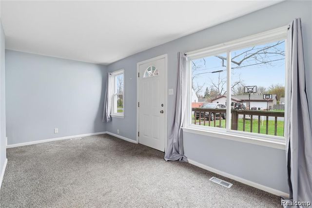 2164 Savoy Avenue, Burton, MI 48529