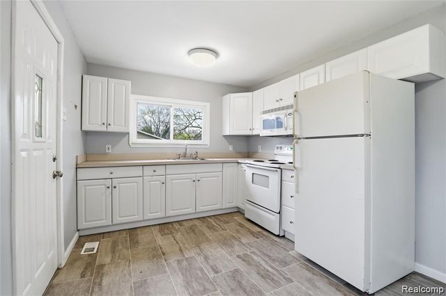 2164 Savoy Avenue, Burton, MI 48529