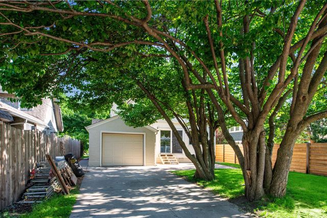 1731 Hillcrest Avenue, Saint Paul, MN 55116