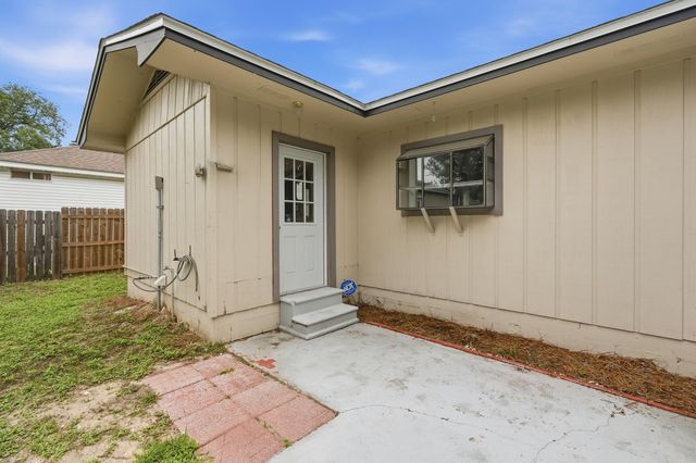 32 Cascabellas Street, Mary Esther, FL 32569
