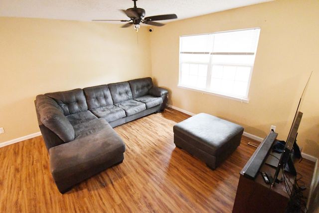 3120 W Countryside Drive, Springfield, MO 65807