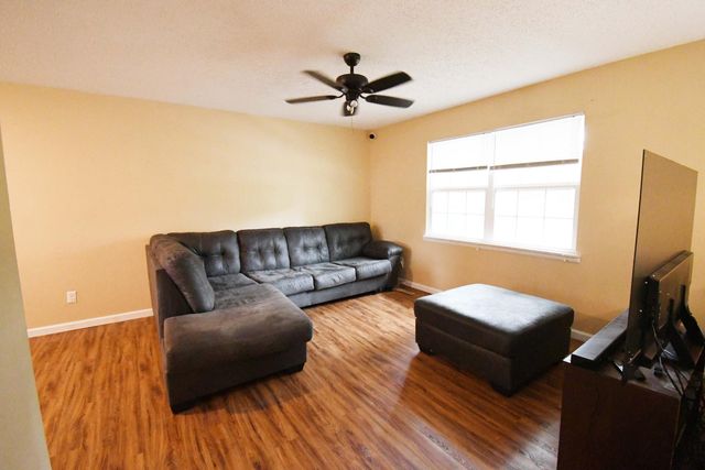 3120 W Countryside Drive, Springfield, MO 65807