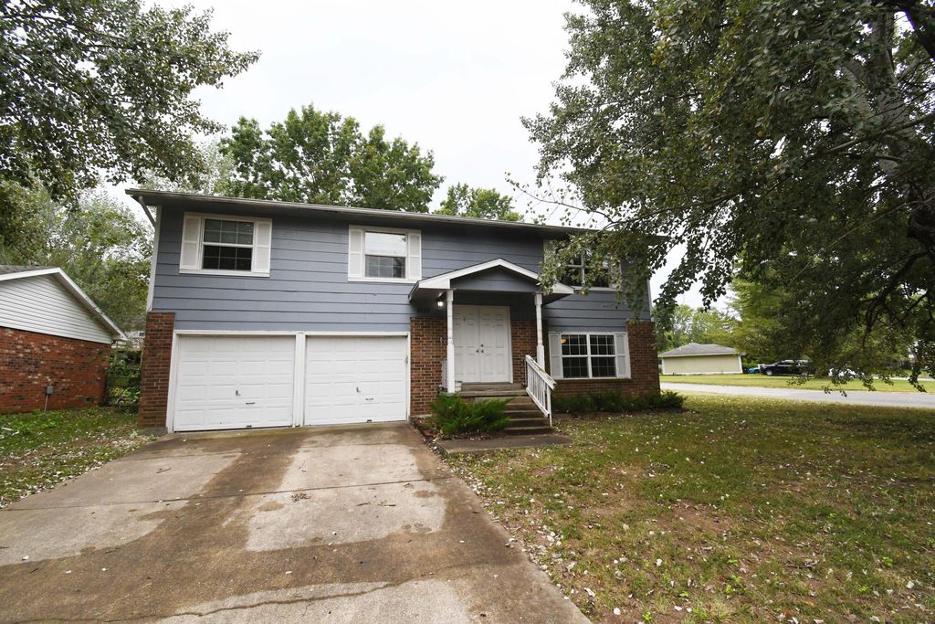 3120 W Countryside Drive, Springfield, MO 65807