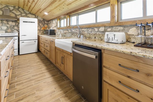 725 County Road 520, Evant, TX 76525