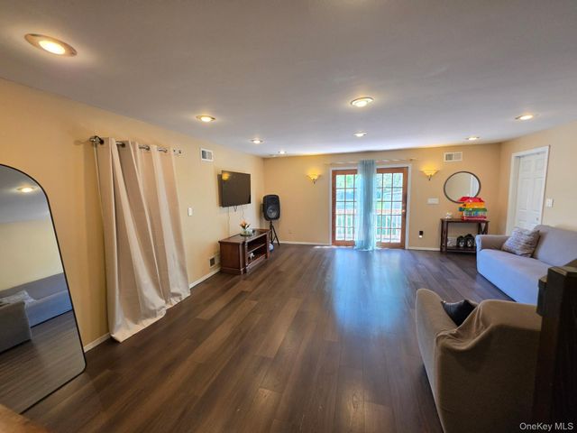 16 Kopf Street, Brentwood, NY 11717
