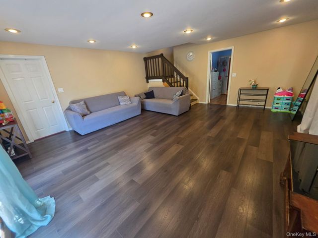 16 Kopf Street, Brentwood, NY 11717