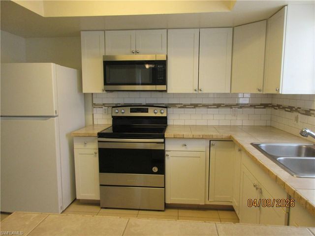 1218 NE 8th TER, Cape Coral, FL 33909