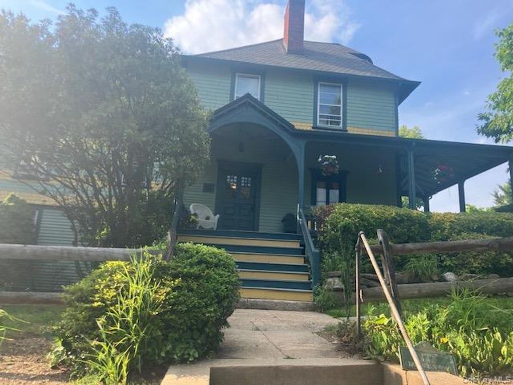 332 Franklin Avenue C, Sea Cliff, NY 11579