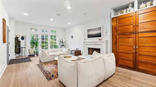 820 W Buckingham Place 1, Chicago, IL 60657