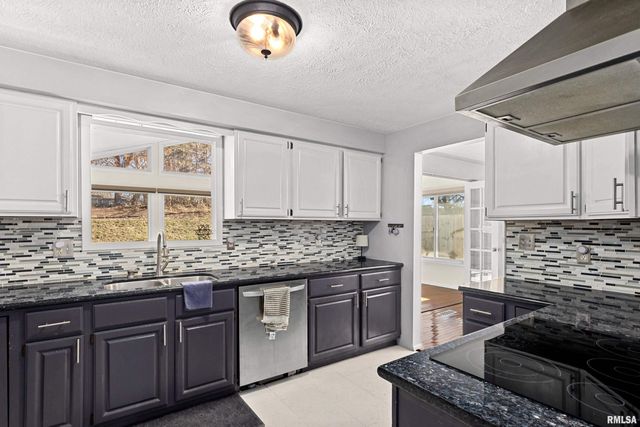 6812 N KIMBERLY Drive, Peoria, IL 61614