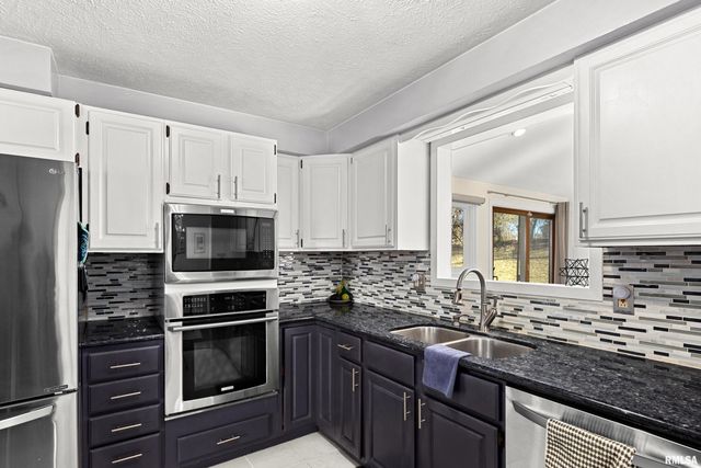 6812 N KIMBERLY Drive, Peoria, IL 61614