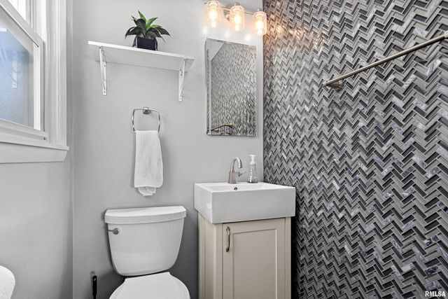 6812 N KIMBERLY Drive, Peoria, IL 61614