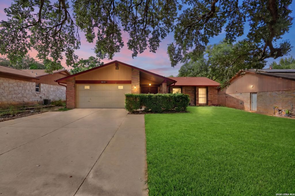 8838 Thatch Dr, San Antonio, TX 78240