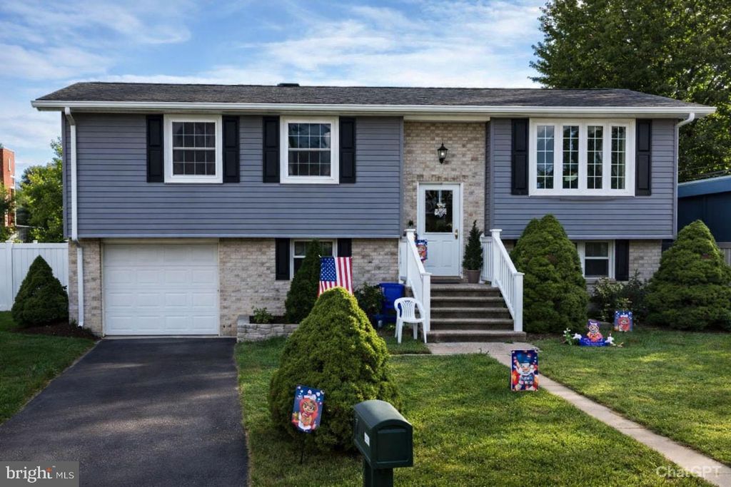 129 MAPLEWOOD DR, Dover, PA 17315