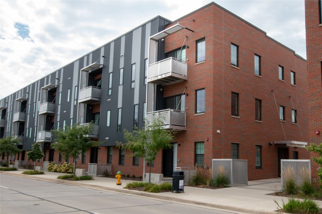 450 SW 7th Street 301, Des Moines, IA 50309