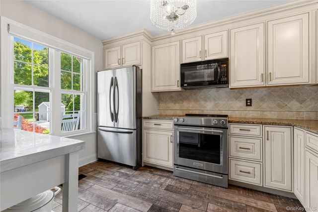 204 Twin Brook Court, Carmel, NY 10512