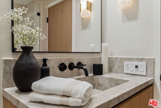 818 N Doheny Drive 205, West Hollywood, CA 90069