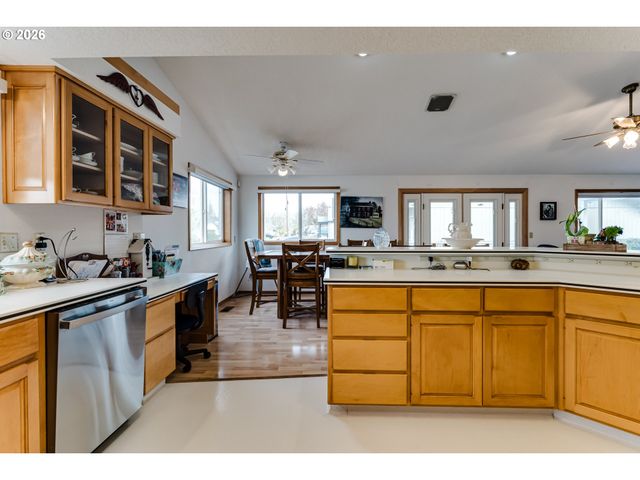 4608 HOLLY St, Springfield, OR 97478