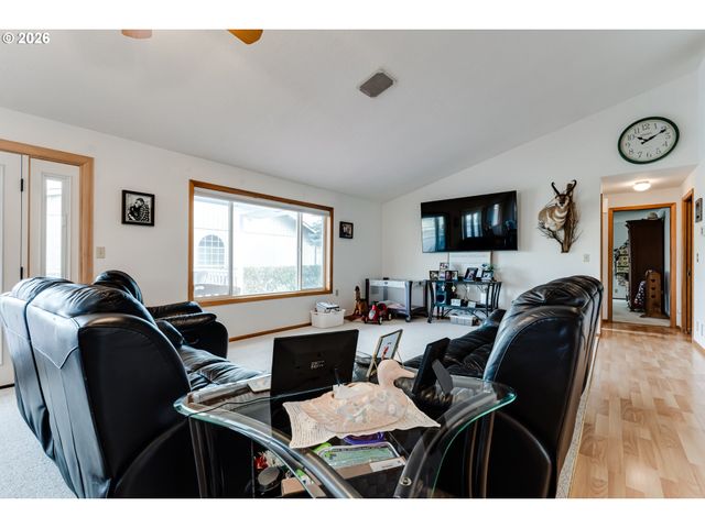 4608 HOLLY St, Springfield, OR 97478