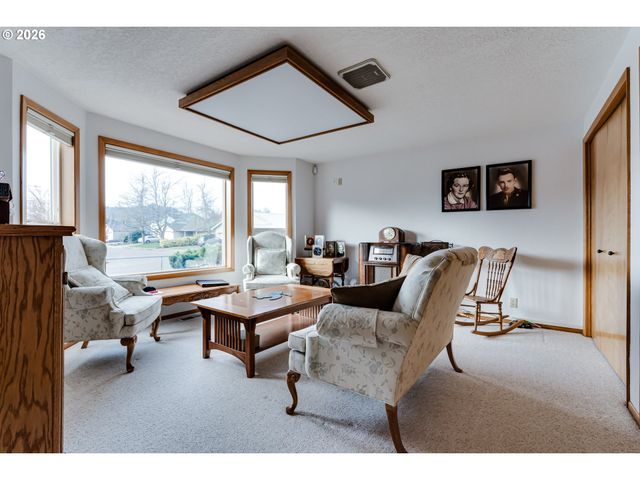 4608 HOLLY St, Springfield, OR 97478