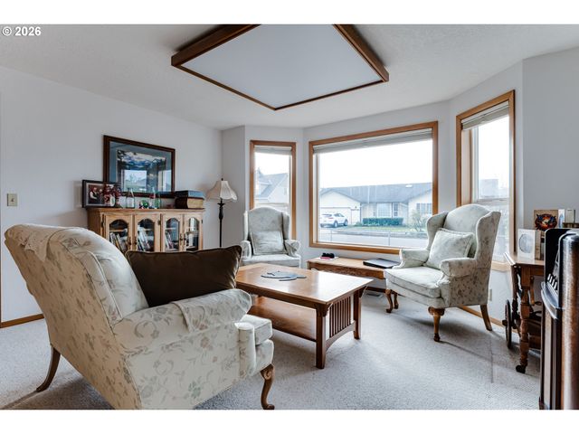 4608 HOLLY St, Springfield, OR 97478