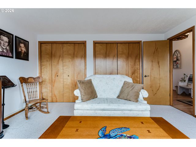 4608 HOLLY St, Springfield, OR 97478