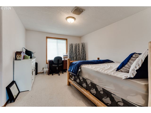 4608 HOLLY St, Springfield, OR 97478