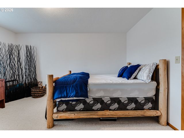 4608 HOLLY St, Springfield, OR 97478