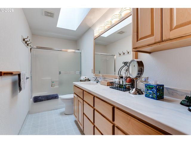 4608 HOLLY St, Springfield, OR 97478