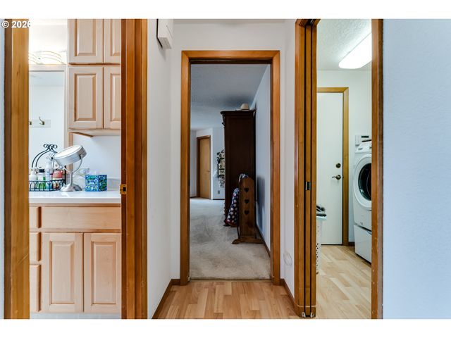 4608 HOLLY St, Springfield, OR 97478