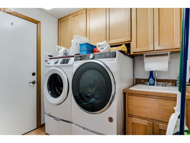 4608 HOLLY St, Springfield, OR 97478