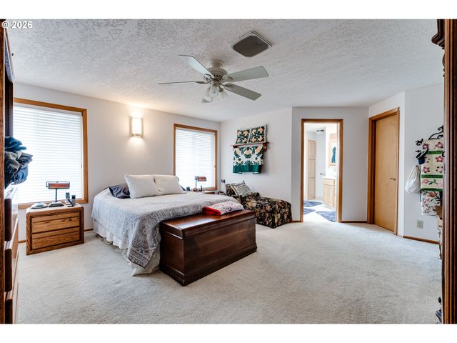 4608 HOLLY St, Springfield, OR 97478