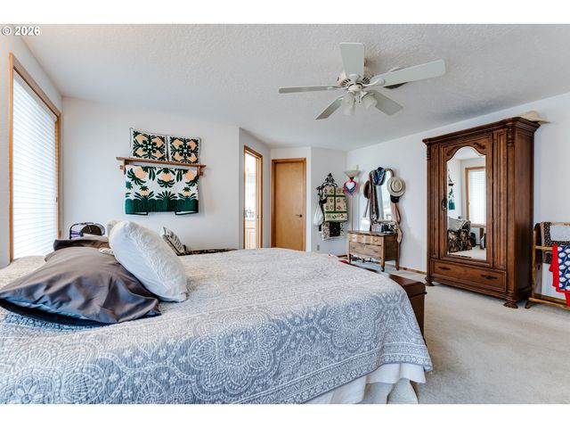 4608 HOLLY St, Springfield, OR 97478