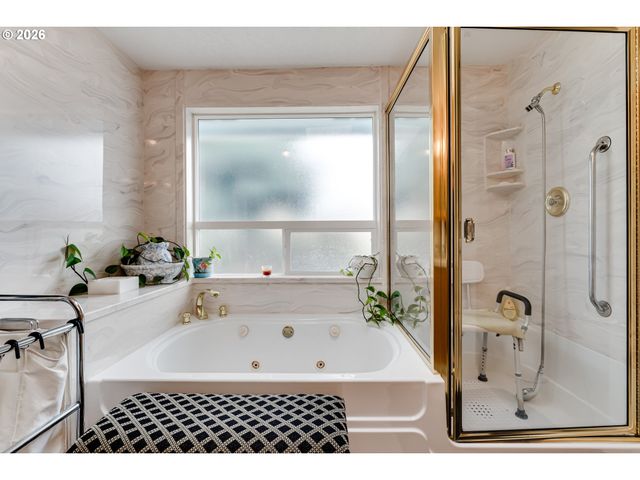 4608 HOLLY St, Springfield, OR 97478