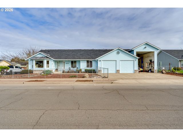 4608 HOLLY St, Springfield, OR 97478