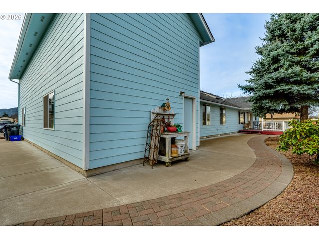 4608 HOLLY St, Springfield, OR 97478